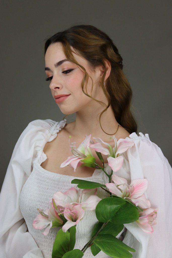 recogido de peinado de novia con maquillaje suave