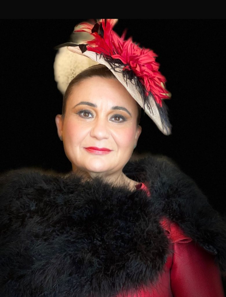 maquillaje y peinado con pamela de madrina de boda